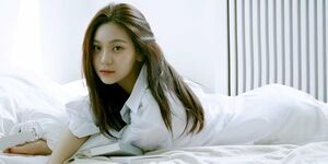 Photo : Umji to sit out from GFriend schedules due to pain in her leg.