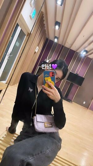 Photo : 210524 Kwon Eunbi (Queenbi) Instagram Story Update