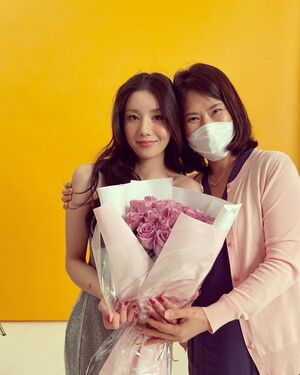 Photo : 210828 1st Look Director’s Instagram Update With Kwon Eunbi