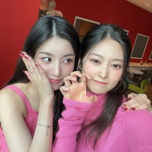 Photo : Eunbi and Minju