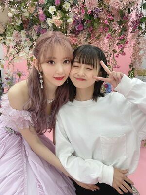 Photo : 210619 Matsuoka Hana Twitter Update with Miyawaki Sakura