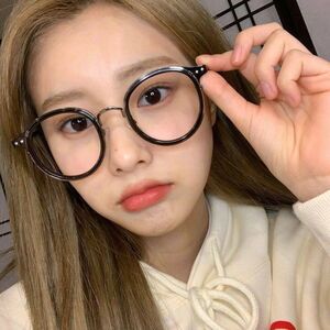 Photo : Hyewon with glasses