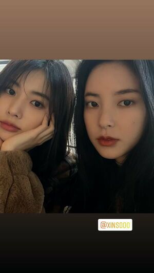 Photo : 220116 - Kang Hyewon Instagram Story Update with actress Shin Suhyun