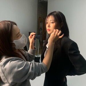 Photo : 220211 Aluu Hairstylist Instagram Update with Kang Hyewon