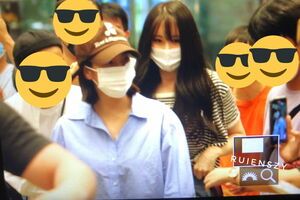 Photo : 220722 Lee Chaeyeon And Kwon Eunbi @ Singapore Airport