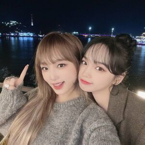 Photo : Yena and Chaewon