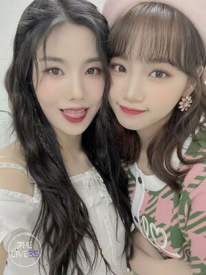 Photo : Eunbi and Chaewon