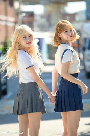 Photo : Yena and Chaewon