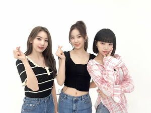 Photo : 220617 ANN_Xross Twitter Update with Miyawaki Sakura & Kim Chaewon (feat. Kazuha)