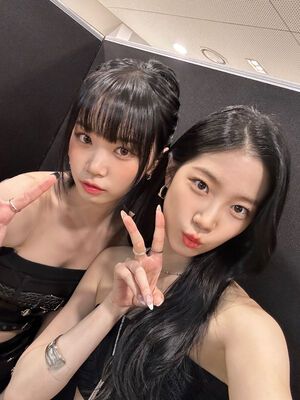 Photo : Chaewon and Kazuha