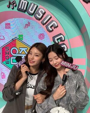 Photo : Yeji and Minju