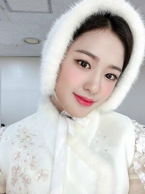 Photo : 220130 IVE Official Twitter with An Yujin
