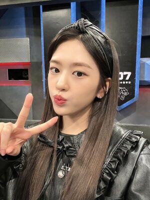 Photo : 220419 IVE Official Twitter Update with An Yujin