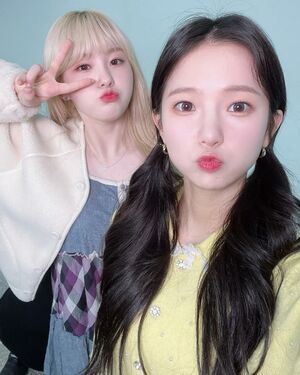 Photo : Chaehyun and Yujin