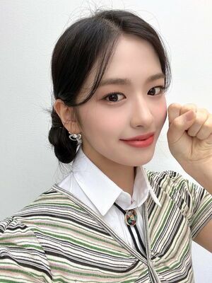 Photo : 220517 IVE Official Twitter Update with An Yujin