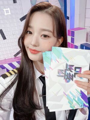 Photo : 211016 - KBSMusicBank Twitter Update with MC Jang Wonyoung