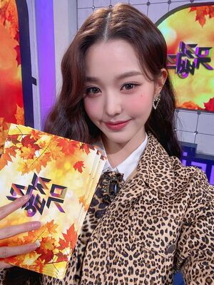 Photo : 211022 KBSMusicBank Twitter update with Jang Wonyoung