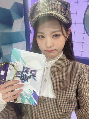 Photo : 211112 - KBS Music Bank Twitter Update with MC Jang Wonyoung