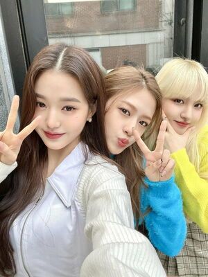 Photo : 211216 IVE Official Twitter Update with An Yujin and Jang Wonyoung