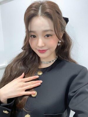 Photo : 211225 KBS Music Bank Twitter Update with Jang Wonyoung