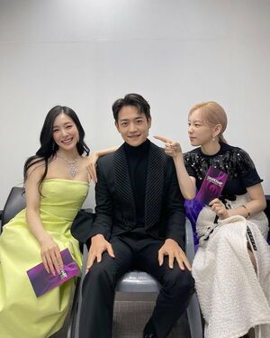 Photo : Minho hanging backstage with a couple of older gals