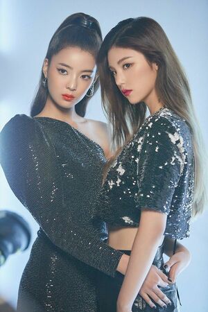 Photo : Yeji and lia