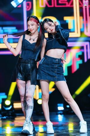 Photo : Yeji and Yuna cuties!