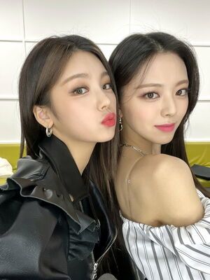 Photo : Yeji & Yuna