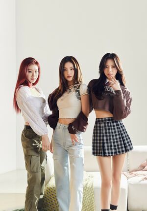 Photo : Chaeryeong, Yeji and Yuna