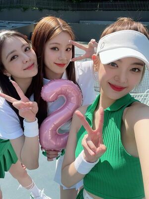 Photo : Yuna, Yeji and Lia