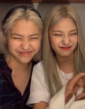 Photo : Yeji & Ryujin