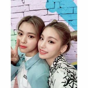 Photo : Ryujin and Yeji