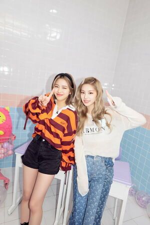 Photo : Yeji and Ryujin