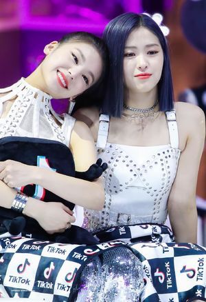 Photo : Yeji & Ryujin