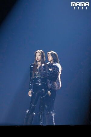 Photo : Yeji and Ryujin