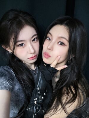 Photo : Chaeryeong and Yeji