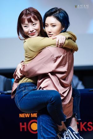 Photo : Wheein & Hwasa ~ ?