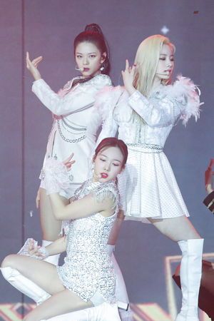 Photo : Spectacular Jeongyeon, Nayeon and Dahyun
