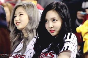 Photo : Sana & Nayeon