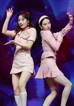 Photo : Dahyun & Nayeon