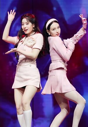 Photo : TWICE - Dahyun & Nayeon