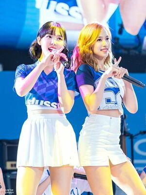 Photo : Nayeon & Mina