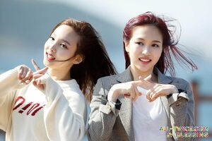 Photo : Nayeon & Mina