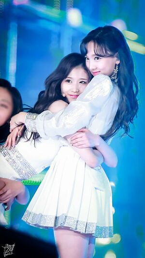 Photo : Sana & Nayeon