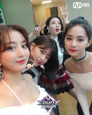 Photo : Jihyo, Jeongyeon, Nayeon & Tzuyu