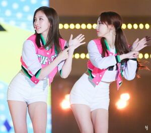 Photo : Mina & Nayeon