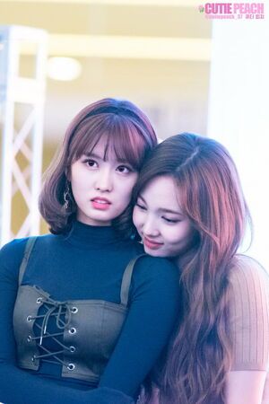 Photo : Momo & Nayeon