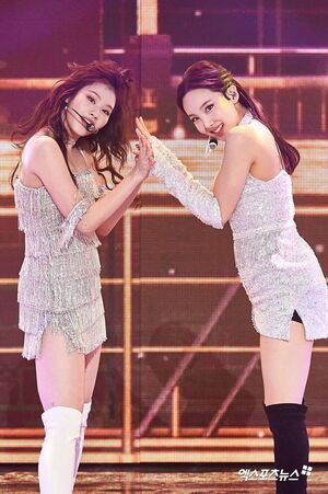 Photo : Sana and Nayeon