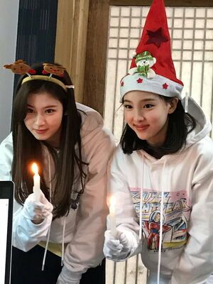 Photo : Sana & Nayeon