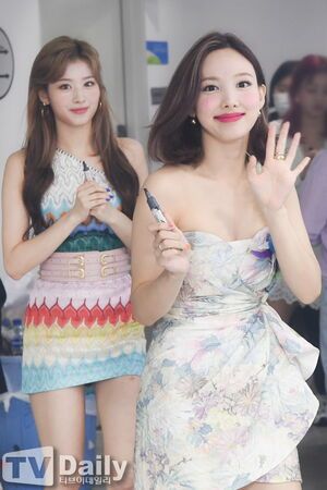 Photo : Nayeon and Sana